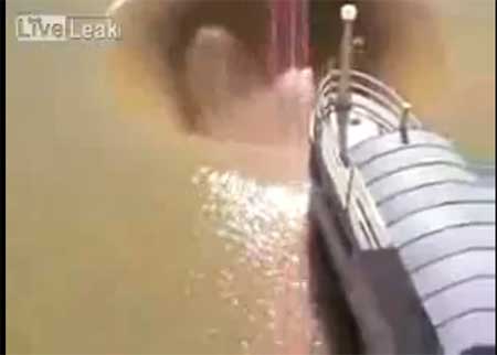 حفرة في الارض تلتهم  كل من يقترب منها 