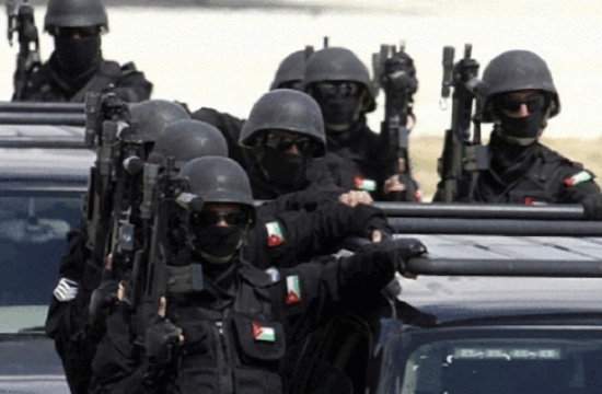 مداهمات في البادية الشرقية والقبض على تجار مخدرات وأسلحة