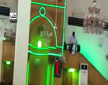 خطيب الجمعة بحي صلاح الدين في حلب يرفع السلاح على المنبر هاتفا " حي على الجهاد " ( فيديو ) خطيب الجمعة بحي صلاح الدين في حلب يرفع السلاح على المنبر هاتفا " حي على الجهاد " ( فيديو )