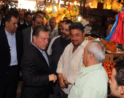 الملك يطلع على مدى توفر المواد الأساسية للمواطنين في سوق الحسين الشعبي ( فيديو ) الملك يطلع على مدى توفر المواد الأساسية للمواطنين في سوق الحسين الشعبي ( فيديو )