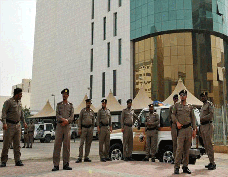 متظاهرون يشتبكون مع أمن القنصلية المصرية بجدة متظاهرون يشتبكون مع أمن القنصلية المصرية بجدة