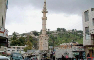 احتجاجات على استخدام الاليات للحفر حول اساسات وجدران مسجد عجلون 