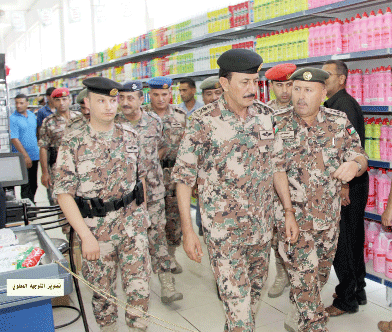 رئيس هيئة الاركان المشتركة يزور مجمع السرو التجاري بالبلقاء 