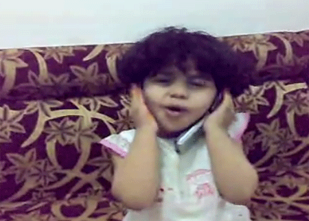 طفلة  تمثل ان ولدها مات 