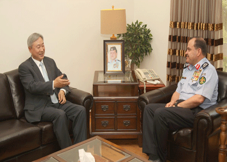 مدير الأمن العام يستقبل سفير جمهورية كوريا في عمان 