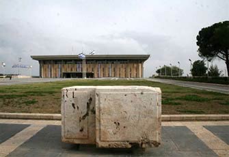 إسرائيل ترفض إعادة حجر أموي سرقته من القدس