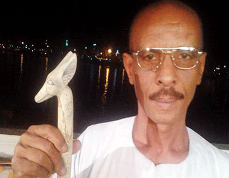 صانع حذاء بوش يصنع عصا العدالة ويهديها لمرسى صانع حذاء بوش يصنع عصا العدالة ويهديها لمرسى