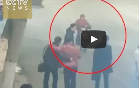 شاهد.. 98 حادثا مروريا بسبب فتح باب السيارة على الطريق