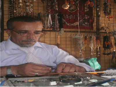  الارادة والتصميم يكسران حاجز اعاقته ويؤمنان العيش الكريم لعائلته