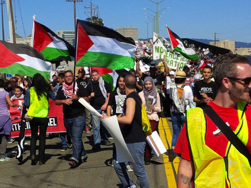 فلسطينيون يمنعون تفريغ سفينة إسرائيلية ثانية في ميناء بكاليفورنيا فلسطينيون يمنعون تفريغ سفينة إسرائيلية ثانية في ميناء بكاليفورنيا