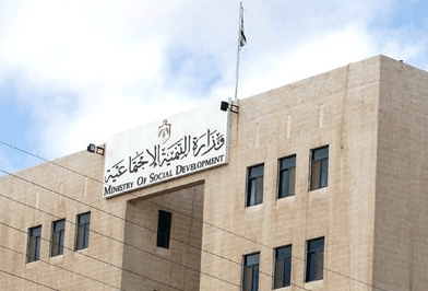 قدم العديد من خريجي دور الرعاية طلباتهم بشأن أرقامهم الوطنية خلال اليوم الأول