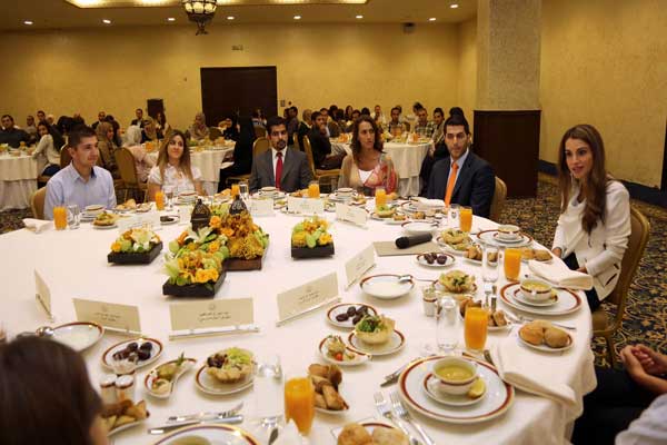 الملكة رانيا تقيم مأدبة إفطار لممثلي مؤسسات تطوعية شبابية ( صور )