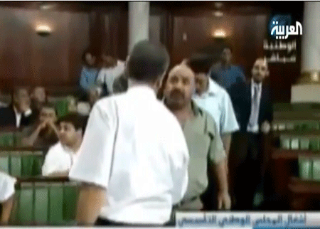 نائب تونسي يشهر سكينا في وجه زميله بجلسة عامة ( فيديو ) نائب تونسي يشهر سكينا في وجه زميله بجلسة عامة ( فيديو )
