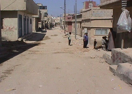 حملة البر والاحسان توزع منحا دراسية على محتاجين في مخيم اربد 