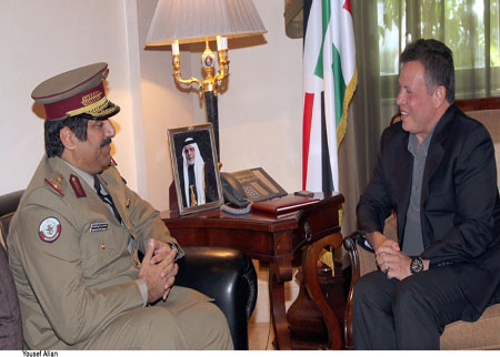 الملك يستقبل رئيس أركان القوات القطرية 