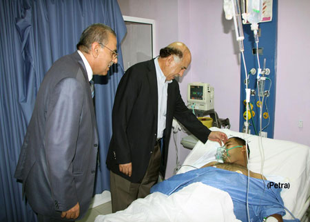 وزير الصحة يعود أحد أفراد الأمن العام ويلتقي نقيب الممرضين