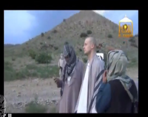 بالفيديو : هكذا جرت عملية تبادل الجندي الامريكي بين طالبان والولايات المتحدة بالفيديو : هكذا جرت عملية تبادل الجندي الامريكي بين طالبان والولايات المتحدة