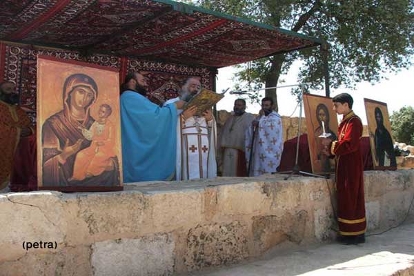 المئات يؤدون مناسك الحج المسيحي في مار الياس بعجلون 