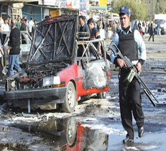 مقتل اربعة اشخاص بتفجير مزدوج قرب وزارة النفط العراقية 