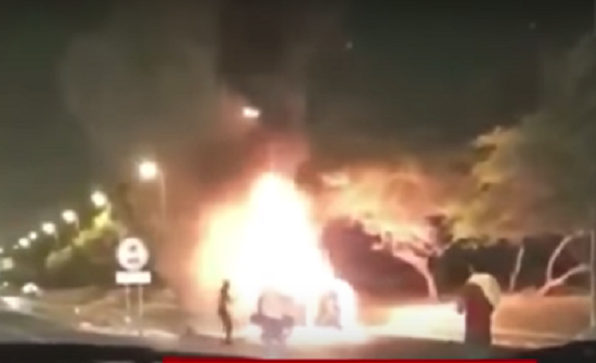بالفيديو : مشهد مفجع لأب مصري فقد زوجته وطفليه حرقا في حادث بالكويت