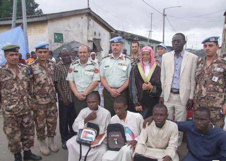 القوة الأردنية في ساحل العاج توزع مساعدات إنسانية 