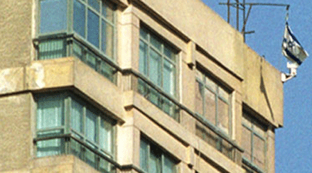 مصريون يتظاهرون أمام منزل السفير الإسرائيلي بالقاهرة مطالبين بطرده