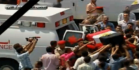 كبار رجال الدولة المصرية وجموع المواطنين يؤدون صلاة الجنازة على أرواح قتلى هجوم الحدود