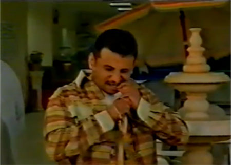 شاب يأكل الافاعي