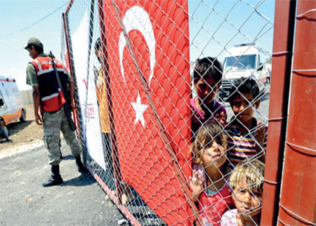 532 لاجئاً سورياً بينهم جنرال يعبرون الحدود إلى تركيا