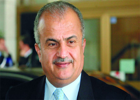 الخطيب يتفقد إجراءات صرف البطاقة الانتخابية