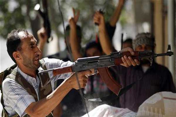 علامات الاجهاد تظهر على مقاتلي المعارضة السورية في حلب