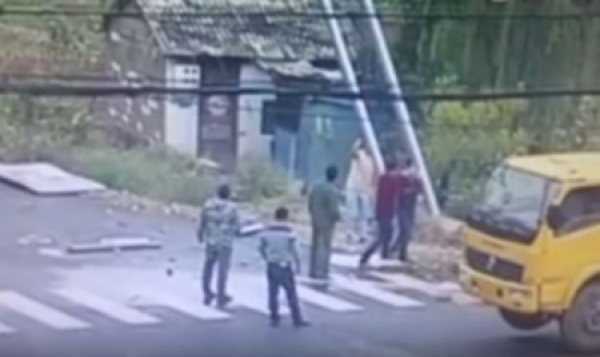 شاهد..  لحظة صعق 3 عمال