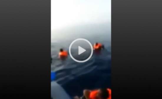 بالفيديو.. لاجئ يوثق لحظة تعطل قارب الهروب في عرض البحر.. والنسوة تزغرد بعد النجاة بالفيديو.. لاجئ يوثق لحظة تعطل قارب الهروب في عرض البحر.. والنسوة تزغرد بعد النجاة