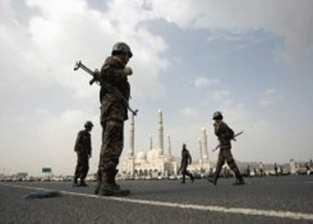  مقتل جنديين شرق اليمن وعنصر من القاعدة في الجنوب