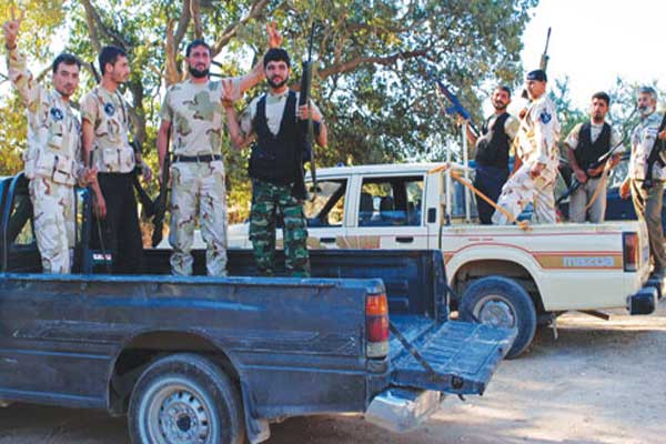 الجيش السورى الحر يقيم نقطة تفتيش على حدود مدينة بإدلب