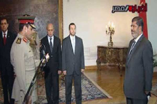 مرسي يحيل طنطاوي ورئيس هيئة الأركان إلى التقاعد ويلغي الاعلان الدستوري ( فيديو ) 