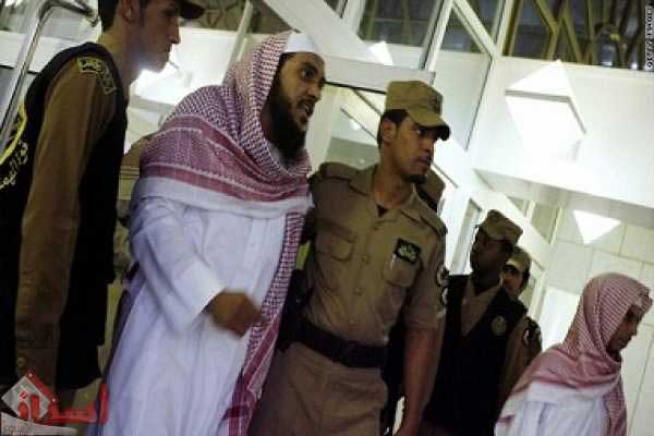 ثلاث خليجيات يمزقن ملابس عضو أحد أفراد هيئة الأمر بالمعروف والنهى عن المنكر