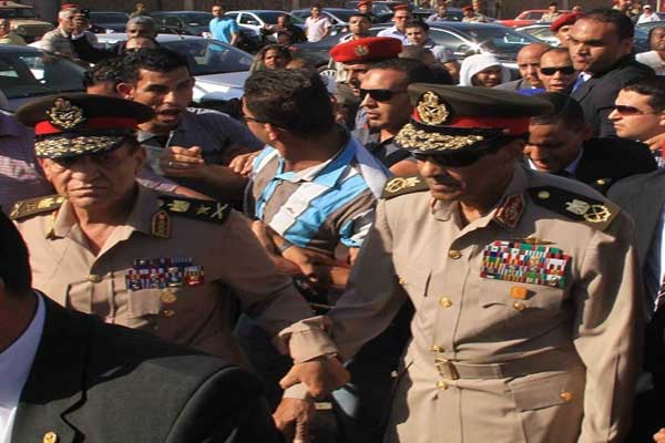 طنطاوي وعنان يرحبان بقرار مرسي إحالتهما للتقاعد، والعصار يقول إنه تم بالتشاور مع الجيش