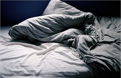 إماراتي يقاضي زوجته لنومها الطويل في رمضان