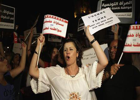 آلاف التونسيين يتظاهرون في العاصمة دفاعا عن حقوق المرأة