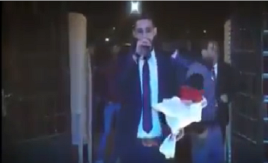 بالفيديو : هدية مؤثرة من شاب لشقيقته بحفل زفافها بالفيديو : هدية مؤثرة من شاب لشقيقته بحفل زفافها
