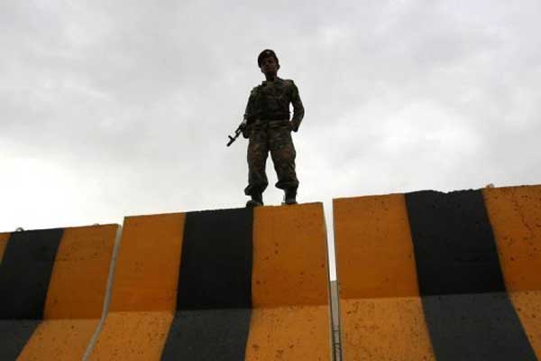 عسكريون من أنصار صالح يهاجمون وزارة الدفاع بصنعاء