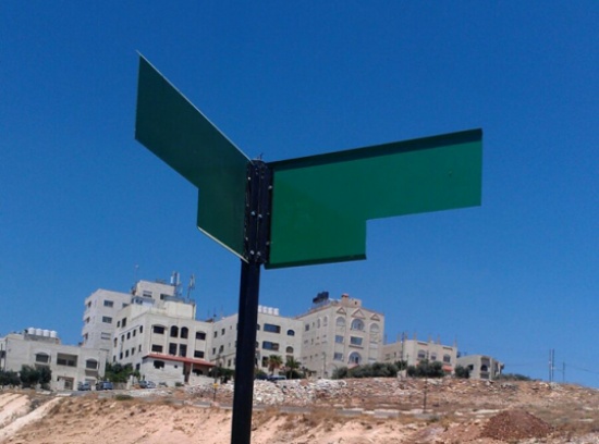 تركيب 600 لوحة خضراء على اعمدة في مختلف مناطق العاصمة