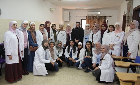 (صيدلة الأردنية) تنفذ يوما طبيا في مخيم الحسين