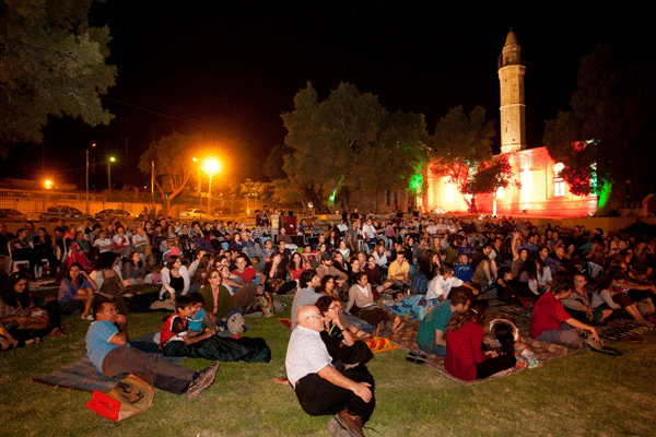 إسرائيل تقيم مهرجاناً للنبيذ في ساحة مسجد بئر السبع