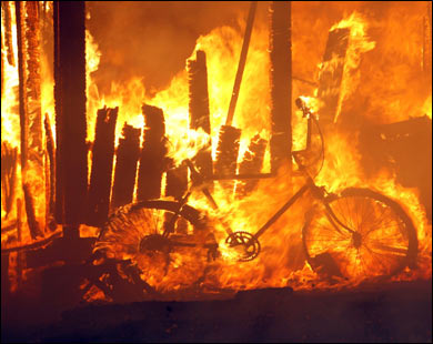 حريق يؤدي الى اجلاء الاف السكان في سانتا بربارة بكاليفورنيا