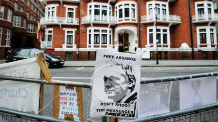 سفارة الاكوادور في لندن قد تتعرض للاقتحام في حال عدم تسليمها مؤسس ويكيليكس 