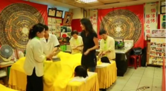 "مساج" بـ "السكاكين" و"السواطير"!