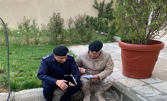 صور : عندما جلس الحنيطي والحواتمة على الرصيف  لمواجهة كورونا