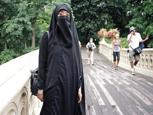 انتقادات واسعة لصحافية أمريكية ارتدت الحجاب